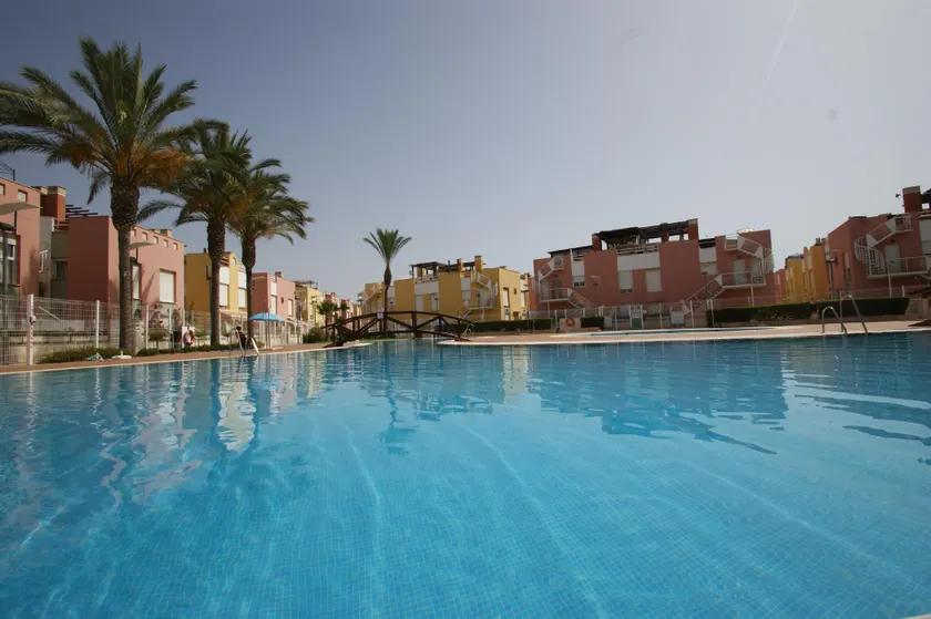 Apartamento en Vera a 300 m de la playa, con patio y salida directa a calle - Image 1