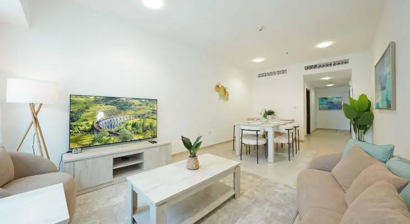 Lux 2BR with Sea Views in Marina - Image 1
