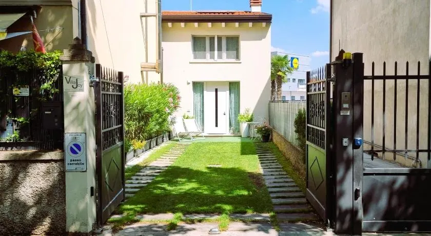 Chalet Deluxe, Villa Joy Verona, Private Chalet with Garden near City Center, Family Friendly, Independent Stay - Image 1