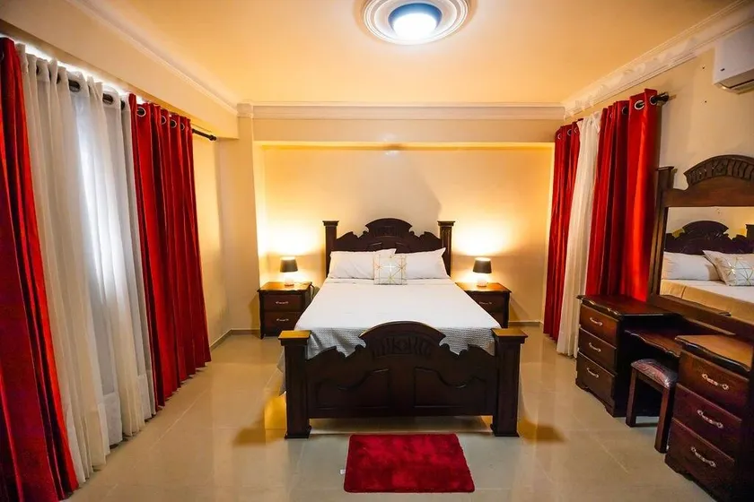 Lovely 3 bedroom condo with free parking - Image 1