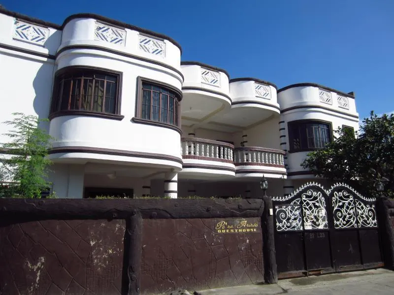 Pe're Aristo Guesthouse - Image 1