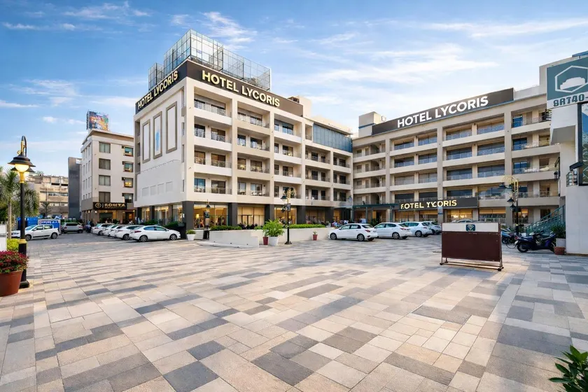 Hotel Lycoris Zirakpur -Near Chandigarh Airport l Free Parking l Family Friendly Rooms - Image 1