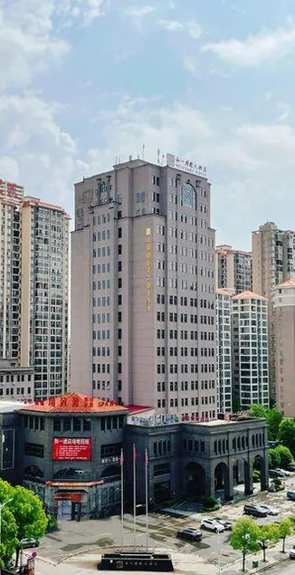 Hollyear Hotel - Image 1