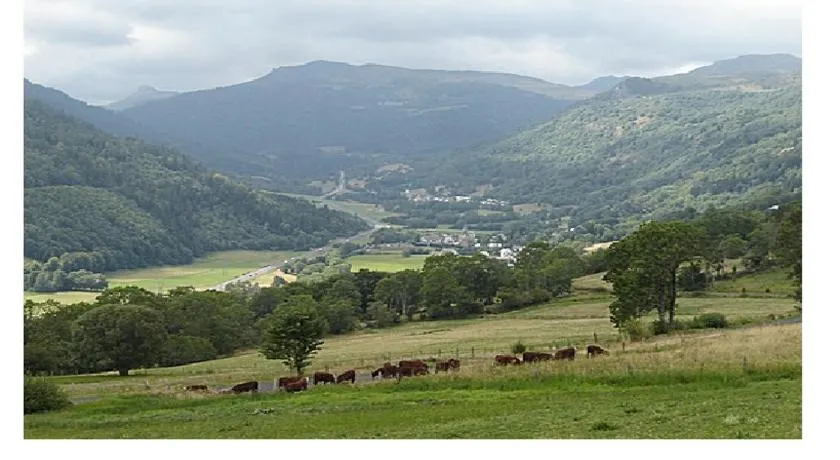 Vacances au pied des Monts du Cantal - Image 1