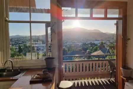 Historic Home close to CBD 3Brm with views - Image 1