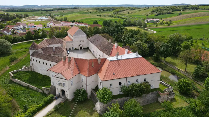 Schlosshotel Mailberg - Image 1
