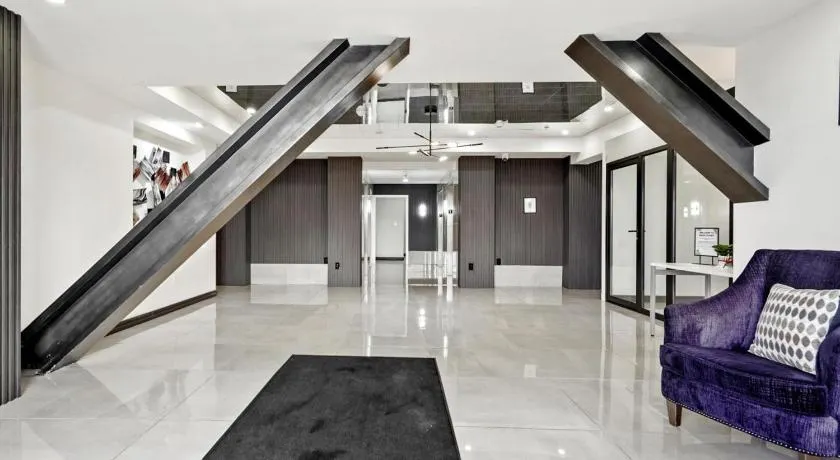 Luxury Penthouse with Panoramic Skyline Views - Image 1