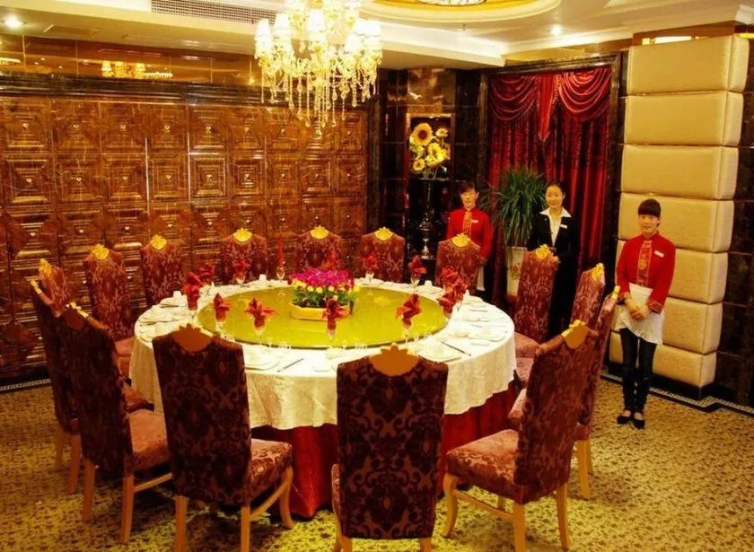 Zhengzhong Holiday Hotel - Image 1