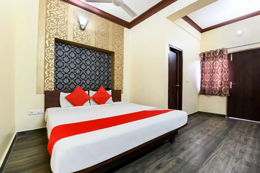 OYO 77903 Utsav Hotel - Image 1
