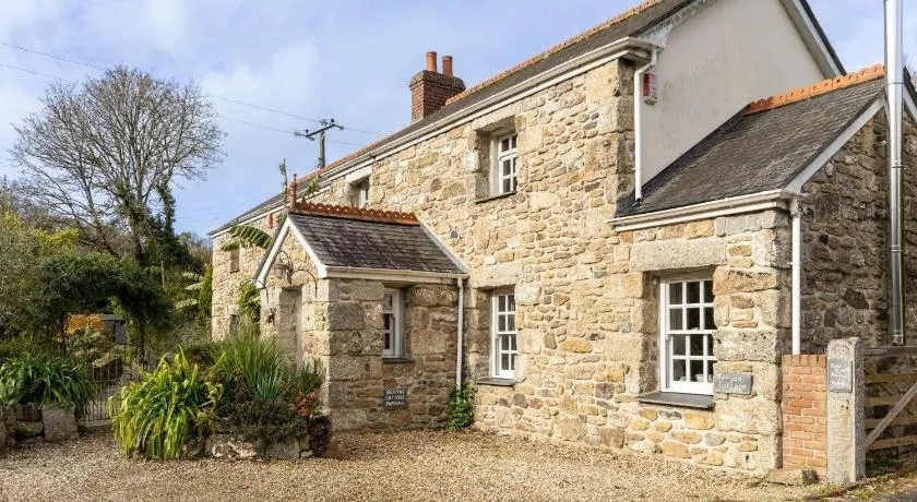Beryas Cottage - Fireplace - Free Parking & WiFi - Pet Allowed - Image 1