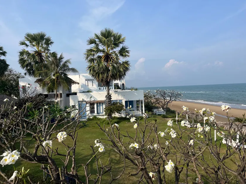 Hua Plee Lazy Beach Hotel - Image 1