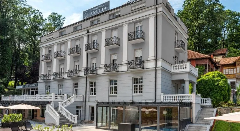 Emilia Lux Rooms - Image 1