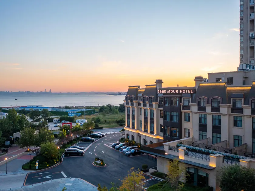 Atour Hotel Dalian Hongxing Coastal Highway - Image 1