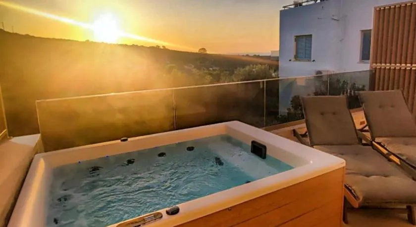 L A Boutique Suites with Private Hot Tub - Image 1