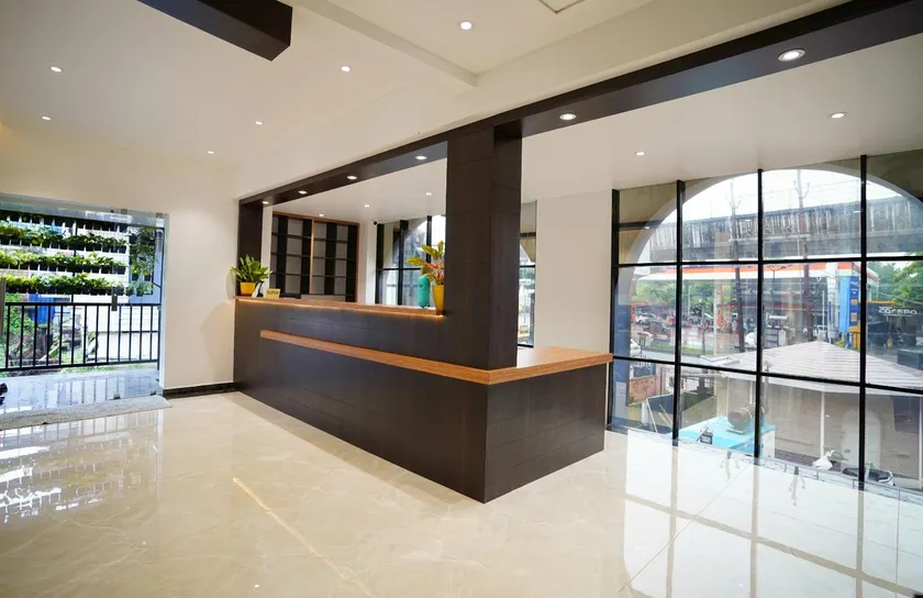 7 The Business Hotel - Image 1