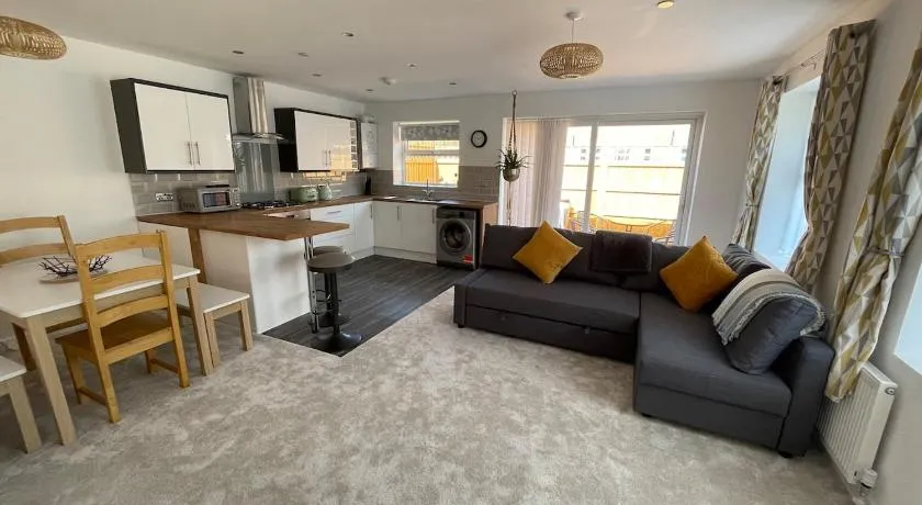 Quiet and Central, Modern Bungalow - Image 1