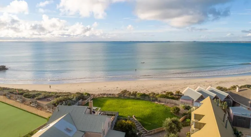 Splash by the Sea - Waterfront Accommodation - Image 1
