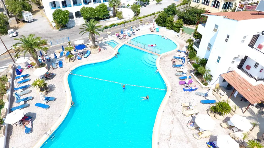 Coliseum Studios & Apartments - Image 1