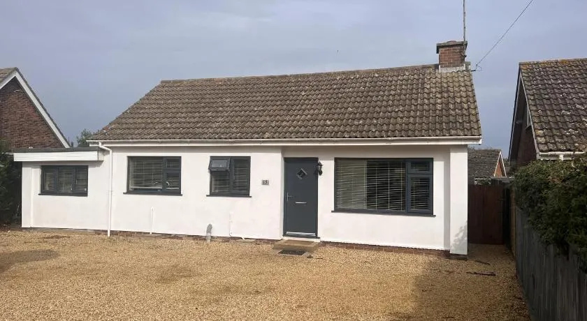 Pet-Friendly - 2 Bedrooms Bungalow hot tub parking - Image 1