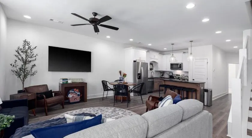 Modern Comfort Near AU l Perfect for Families & Fans - Image 1