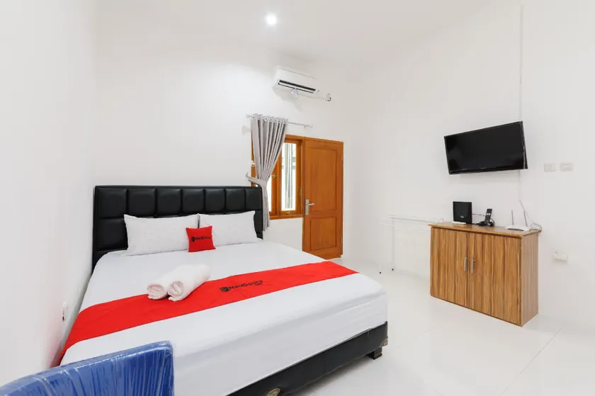 RedDoorz Syariah @ Sakura Hotel Duren Sawit - Image 1