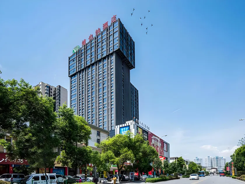 Vienna Hotel Shaanxi Hanzhong Central Square High-Speed Railway Station - Image 1