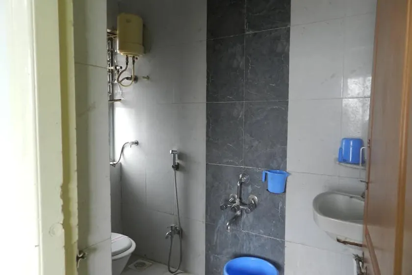 Hotel Landmark Deluxe Lodging - Image 1