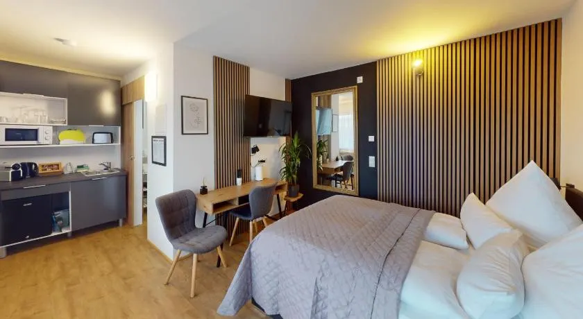 CROWN LIVING Basic Studios Dornbirn - Zentrale Studios mit WLAN, kostenloser Parkplatz, Self Check-in, ideal für Feriengäste und Geschäftsreisende - Image 1