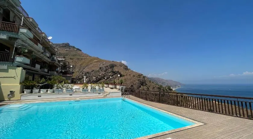 Maison Blue - Image 1