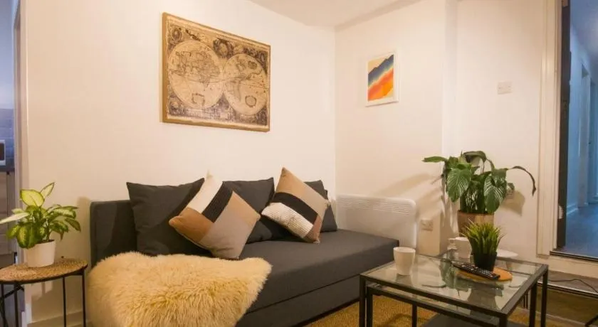 Modern 3 Bedroom Apartment with Convenient Parking by Property Promise - Image 1