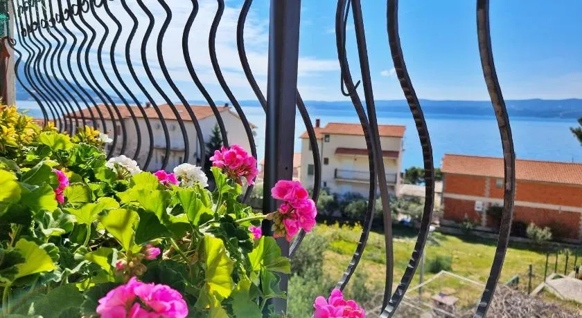 Black and White Apartment - 2 bedrooms, walk to the beach - Image 1
