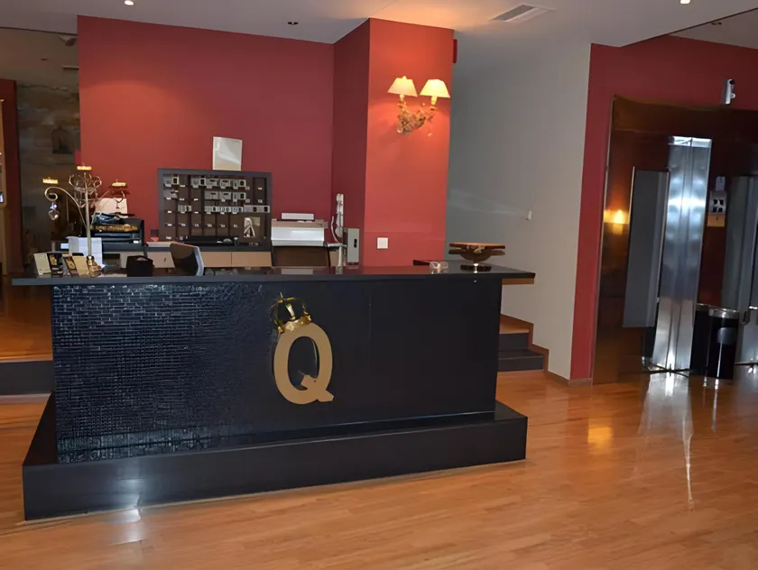 Queens Leriotis Hotel - Image 1