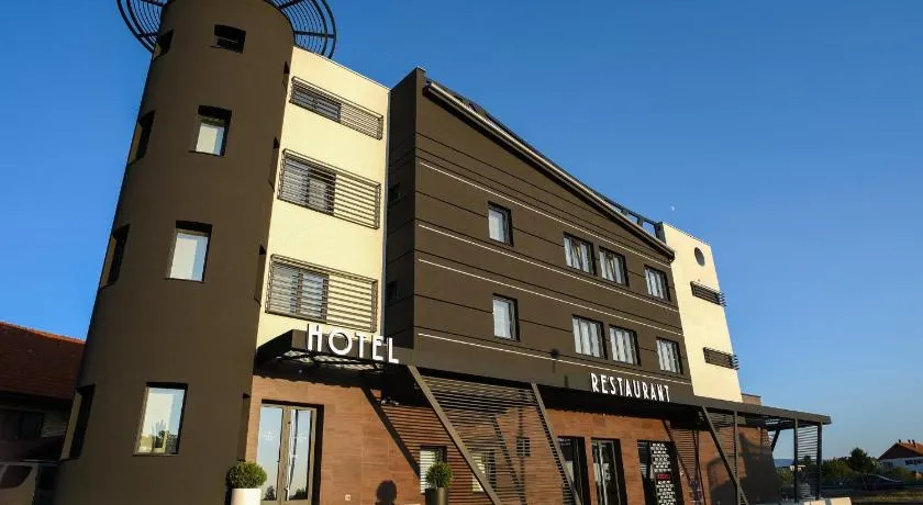 Hotel Ideo Lux - Image 1