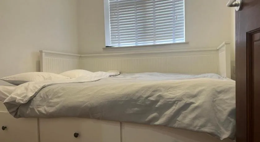 Self contain studio with room, double bed, kitchen - Image 1