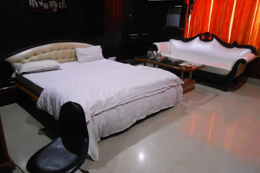 Hotel Raj Sheronz - Image 1