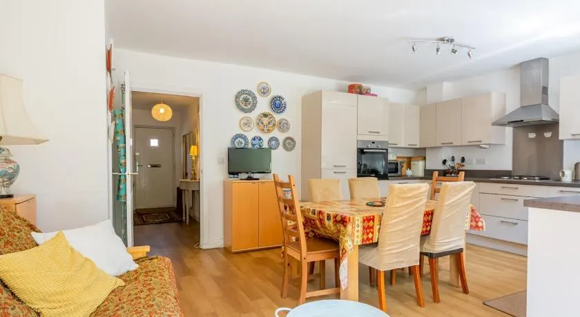 Cheerful 2-Bedroom house with Private parking - Pass the Keys - Image 1