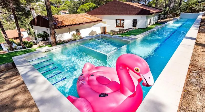 Luxury private Villa - 25m Pool - Gym - 2 min to Beach - Image 1