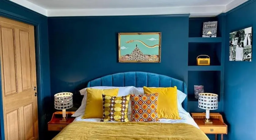 Stylish Retro Hotel Room above Pub - Image 1