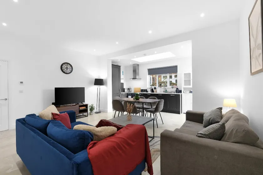Modern 4 Bedroom Apartment in London with Parking and Garden - Image 1
