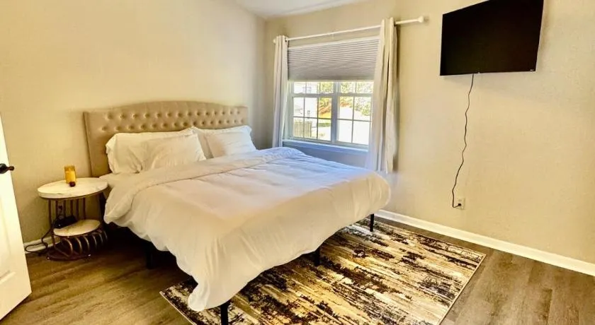 Modern Entire 2-Bedroom House for 6 Guests at University City - Image 1