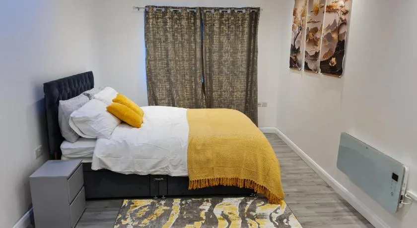 Modern One Bedroom Flat with Private Back Garden - Image 1