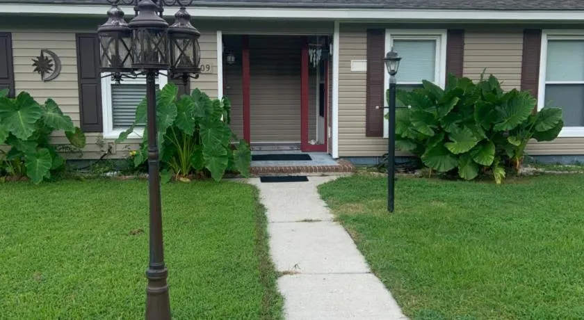 Cheerful two bedroom house 1.5 miles from beach. - Image 1
