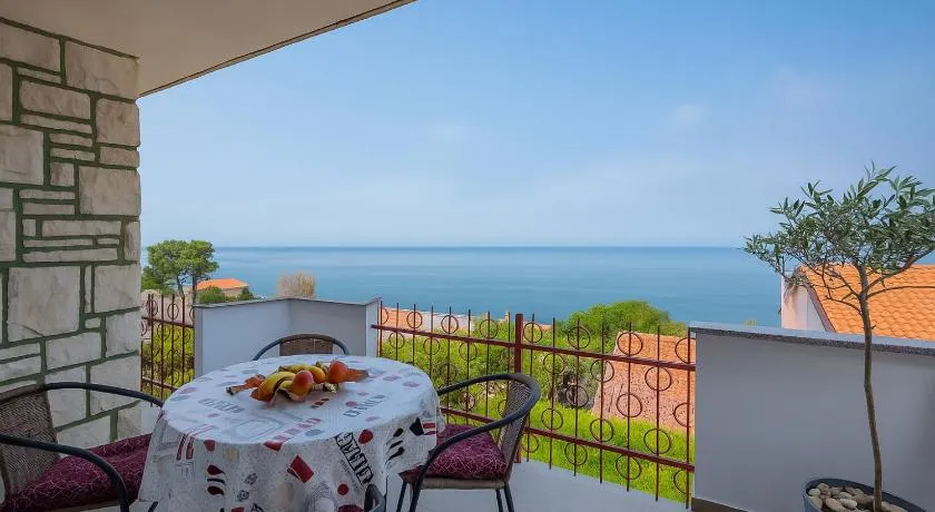 Apartment Crveni - a three bedroom apartment with a stunning sea view - Image 1