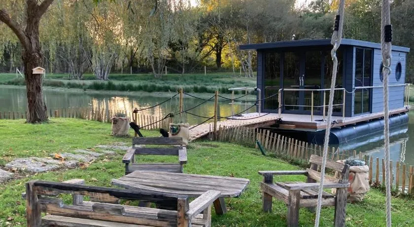 Ecolodge Charles Ashton Hébergement insolite sur l'eau - Image 1