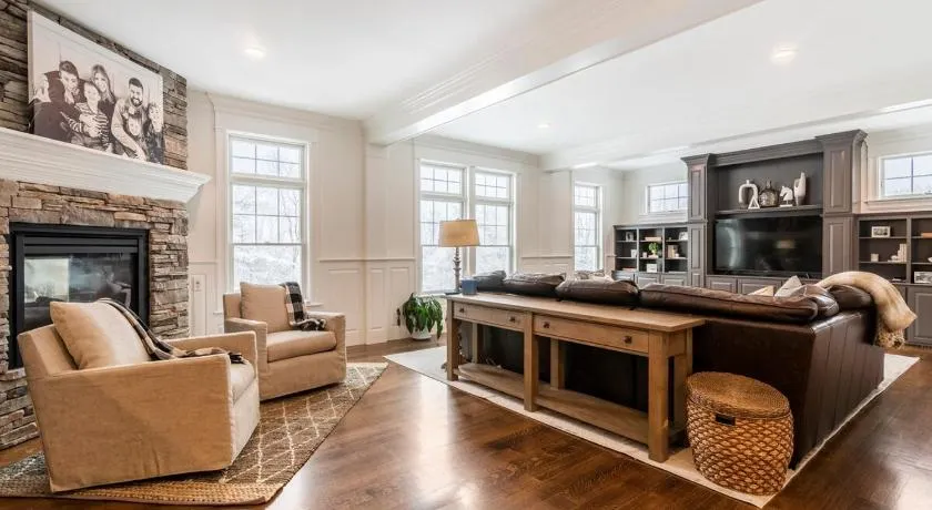 Luxury World Cup Villa 7B, 5BA Close Gillette Boston - Image 1