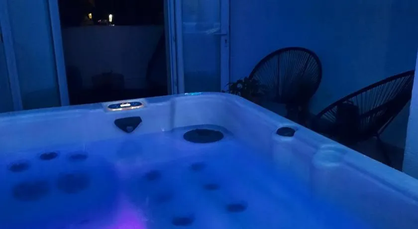 Maison avec jacuzzi - Image 1