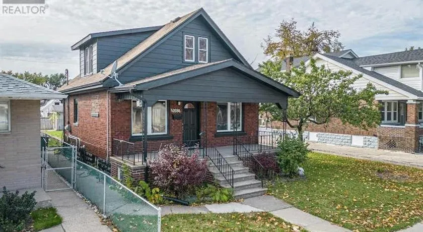 Black door bungalow - Image 1