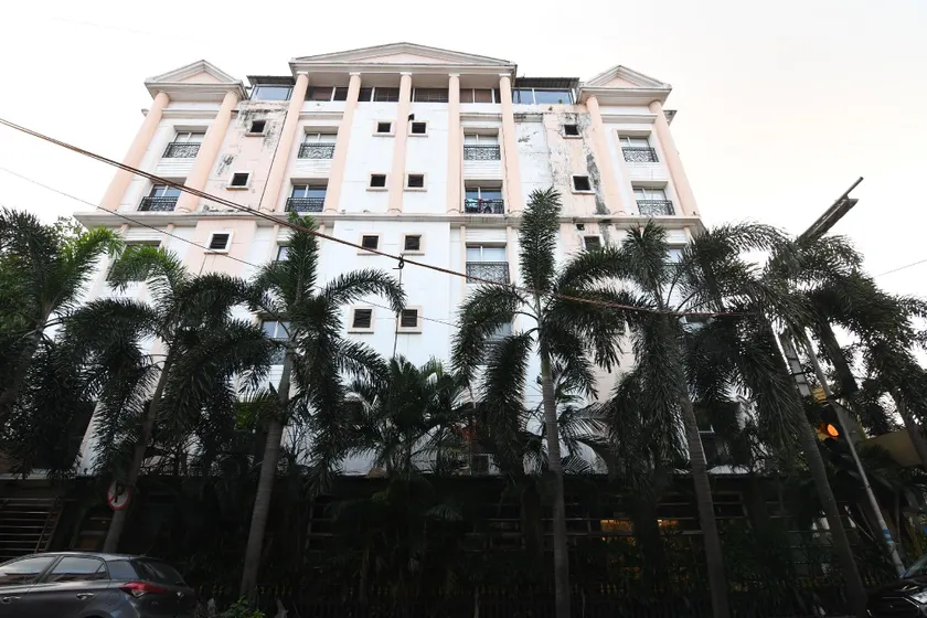 Hotel Ivory Inn - Image 1