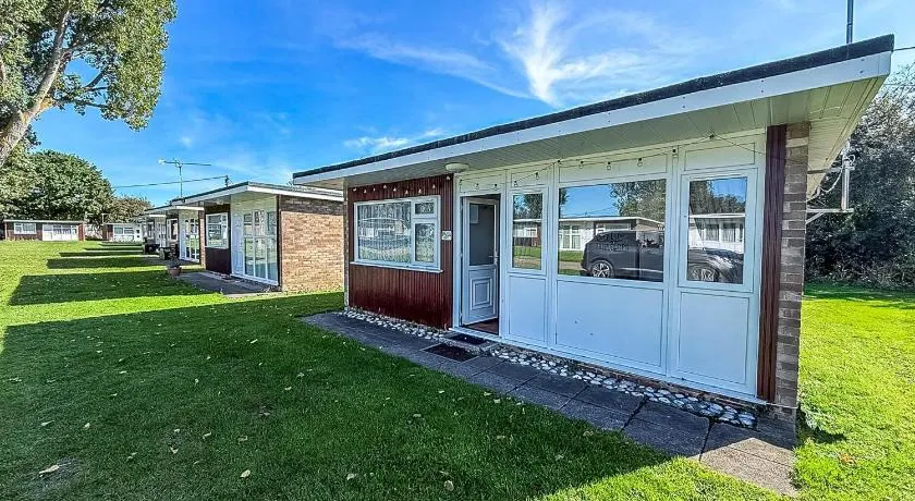 Beautiful Chalet With Free Wifi Nearby Hemsby Beach In Norfolk Ref 59096S - Image 1