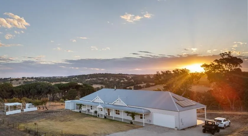 Rolling Hills Estate - Off grid Luxury - Image 1